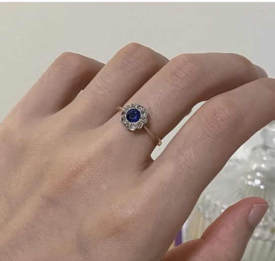 Anillo Halo de Zirconia Ovalada de Zafiro